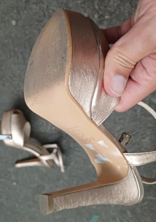 Zapatos de tacón LODI dorados abiertos