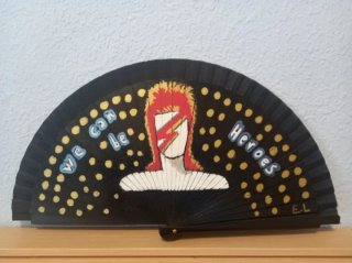 Abanico Negro con Diseño Heroes. Pintado a mano.