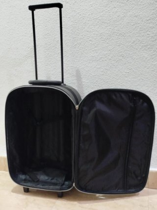 Maleta de viaje negra seminueva