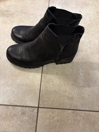 Stivaletti neri in pelle con zip