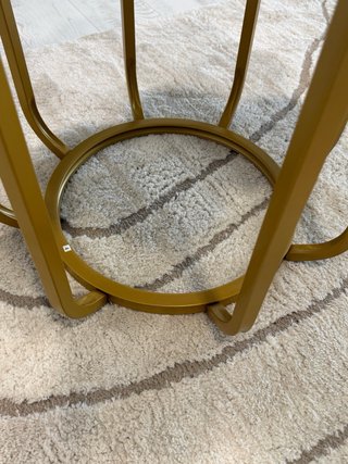 Mesa auxiliar flor dorada mármol