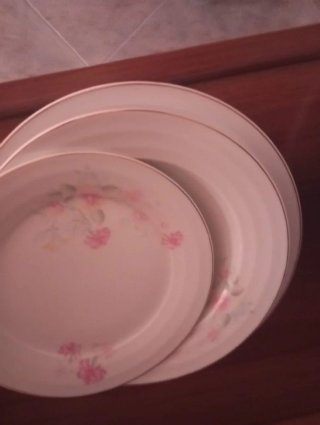 Vajilla de porcelana con flores rosas.