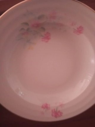 Vajilla de porcelana con flores rosas.
