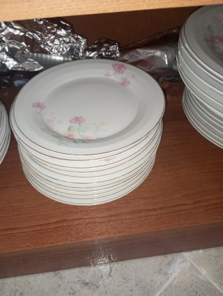 Vajilla de porcelana con flores rosas.