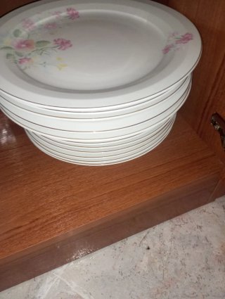 Vajilla de porcelana con flores rosas.