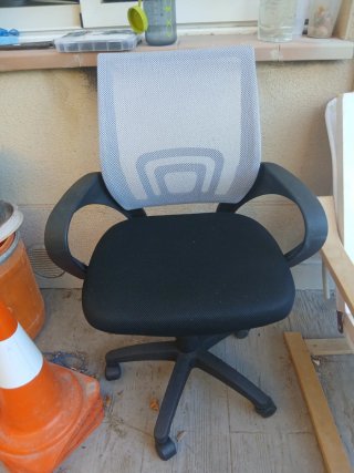 Silla de escritorio ergonómica gris y negra