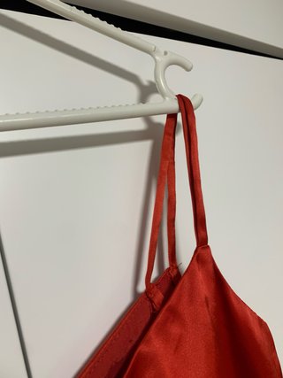 Top satén rojo tirantes finos