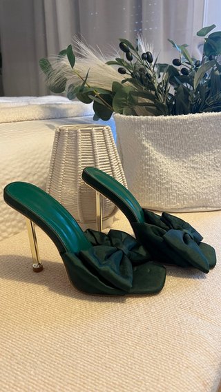 Sandalias verdes con lazo y tacón dorado T37