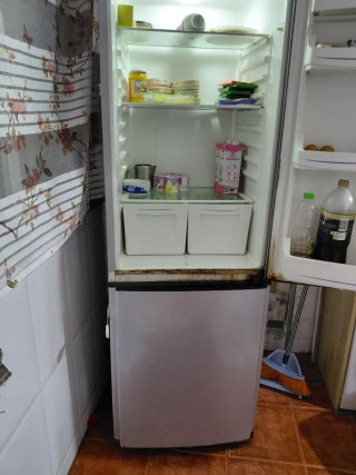 Nevera combi plateada .urgente para cambiar el pis