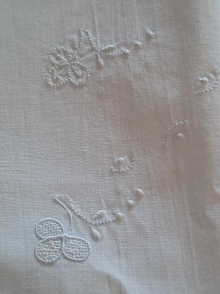 Tovaglietta da tè con ricamo floreale