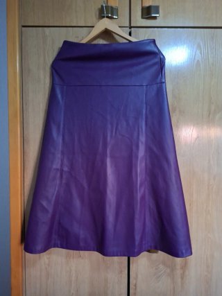 Falda morada efecto piel