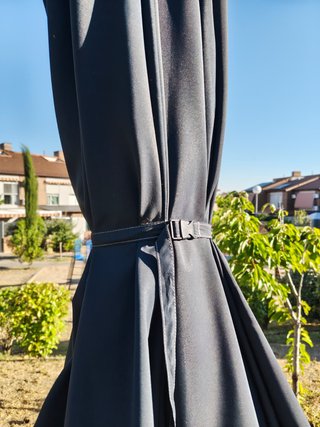 Sombrilla negra y armazón en madera de 300cm
