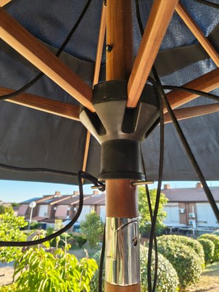 Sombrilla negra y armazón en madera de 300cm