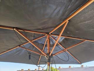 Sombrilla negra y armazón en madera de 300cm