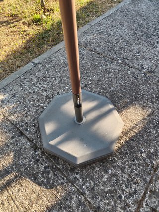 Sombrilla negra y armazón en madera de 300cm