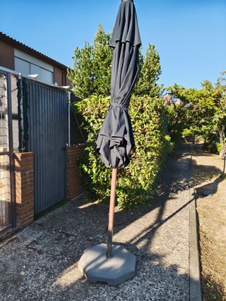 Sombrilla negra y armazón en madera de 300cm