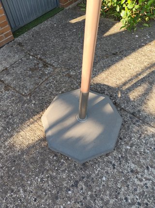 Sombrilla negra y armazón en madera de 300cm