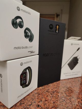 Motorola Razr 70 Plus + Caricabatterie + Auricolar
