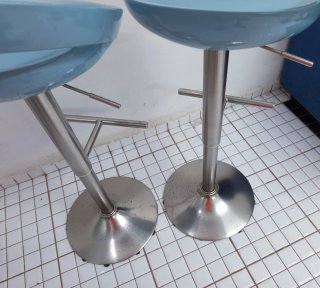 2 Sillas Altas REGULABLES A GAS para cocina o bar.