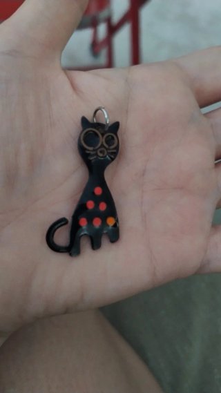 Colgante gato negro con puntos rojos