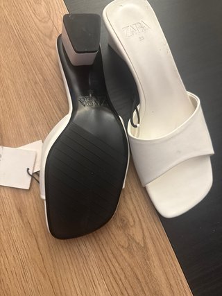 Sandalias Zara tacón blancas talla 38