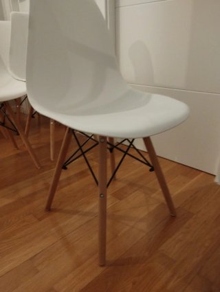 Seis sillas de comedor blancas