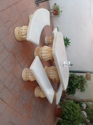 Conjunto mesa, bancos de piedra y barbacoa.