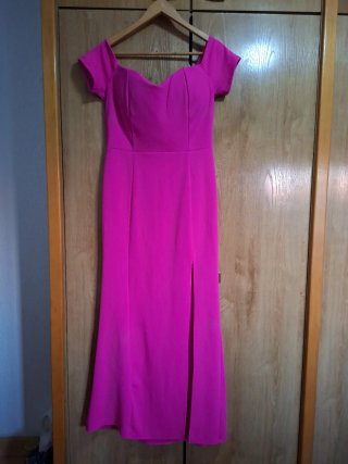 Vestido largo fucsia con abertura