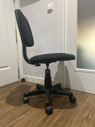 Silla de escritorio negra ergonómica
