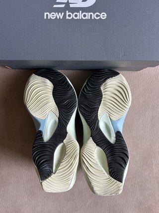 New Balance beige/teal runner