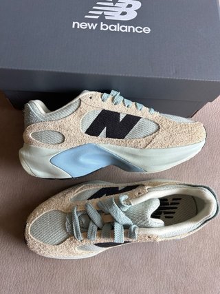 New Balance beige/teal runner