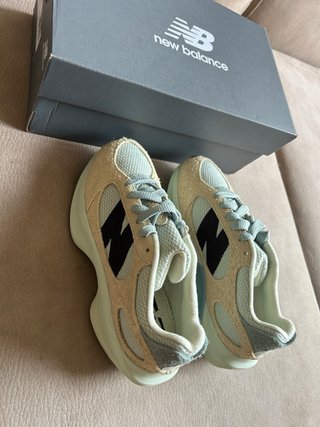 New Balance beige/teal runner