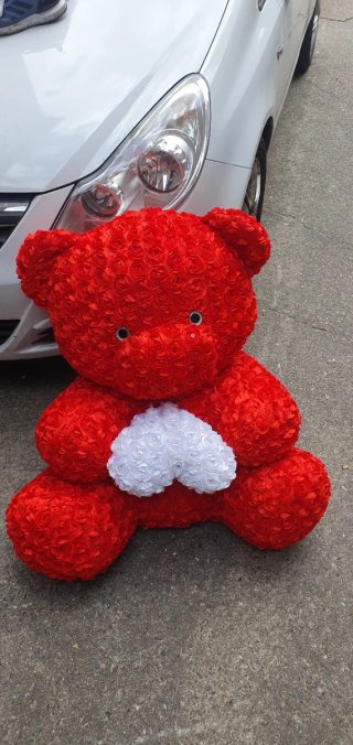 Oso de peluche rojo grande con corazón blanco