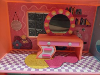 Casa de muñecas LOL Surprise con ascensor