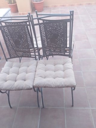 4 Sillas de Hierro con Cojines Beige