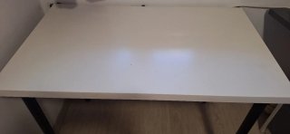 Mesa de escritorio blanca y negra