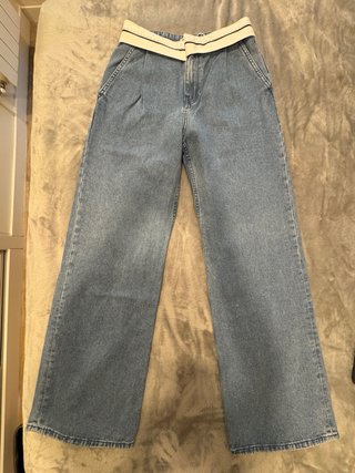 Pantalón vaquero ancho con cinturón