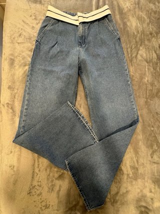 Pantalón vaquero ancho con cinturón