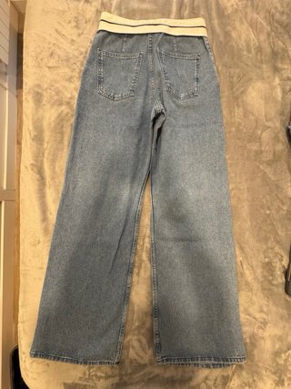 Pantalón vaquero ancho con cinturón