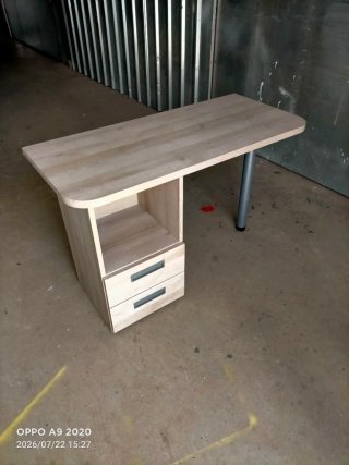 Escritorio de madera con cajones