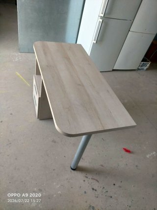 Escritorio de madera con cajones