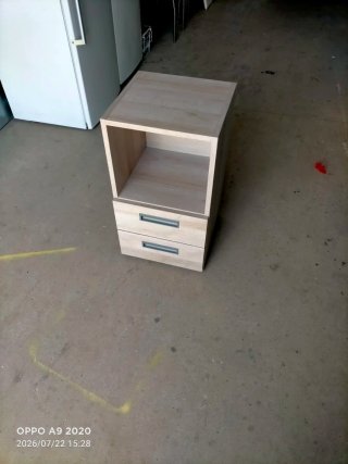 Escritorio de madera con cajones