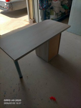Escritorio de madera con cajones