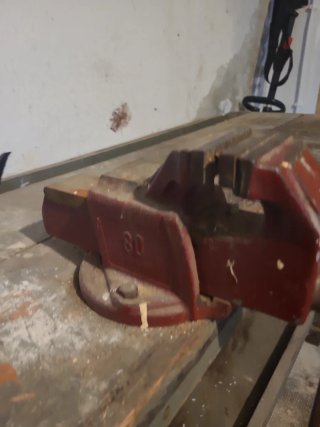 Banco de trabajo antiguo de madera y metal