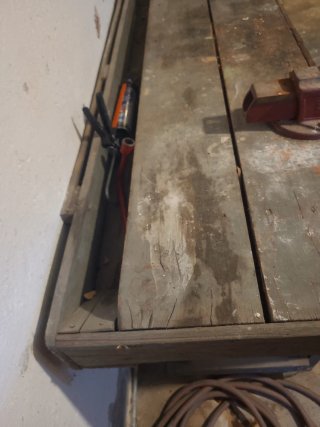 Banco de trabajo antiguo de madera y metal