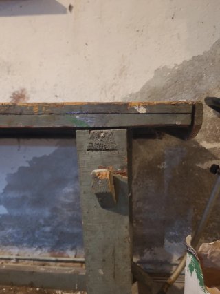 Banco de trabajo antiguo de madera y metal