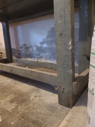 Banco de trabajo antiguo de madera y metal