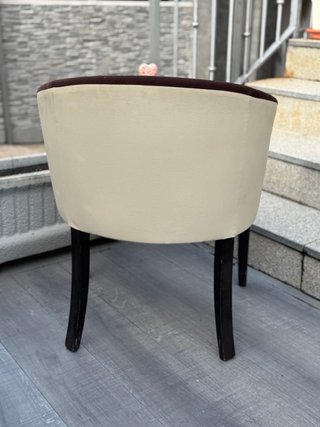 Sillón tapizado construido en madera