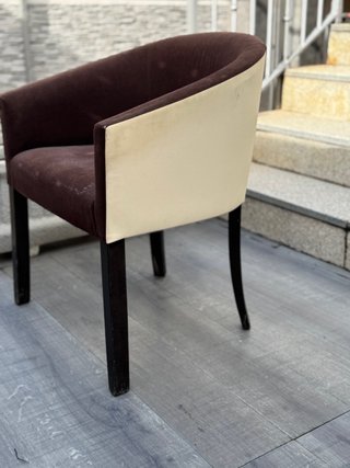 Sillón tapizado construido en madera
