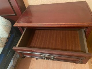 Cómoda, espejo y 2 mesitas de noche a juego